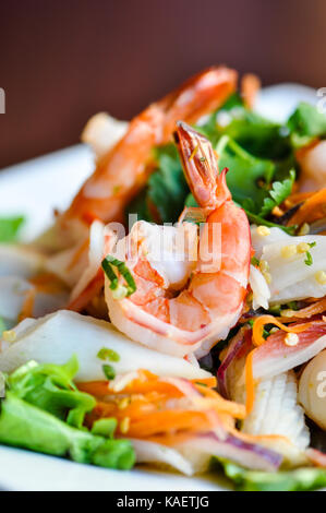 Salade de fruits de mer, fruits de mer, l'oignon, la carotte et la coriandre dans une sauce sauce à la lime. Banque D'Images