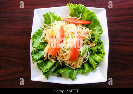 Salade de papaye, de papaye verte, tomates, haricots verts, Vinaigrette citron et d'arachides concassées. Banque D'Images