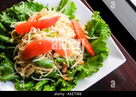 Salade de papaye, de papaye verte, tomates, haricots verts, Vinaigrette citron et d'arachides concassées. Banque D'Images