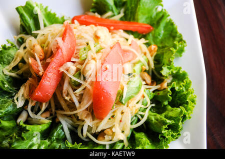 Salade de papaye, de papaye verte, tomates, haricots verts, Vinaigrette citron et d'arachides concassées. Banque D'Images