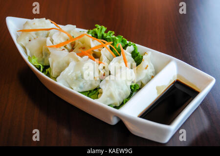 Légumes cuits à la vapeur, potstickers veggie boulettes avec de la sauce de soja sucrée Banque D'Images