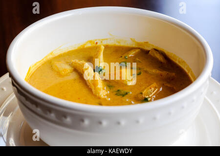 Cari jaune, d'une légère sauce au curry et lait de coco avec des pommes de terre et les pois verts. Banque D'Images