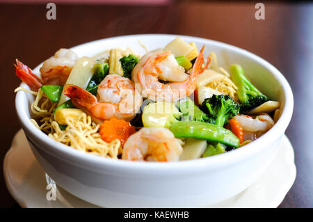 Goey me voir, oeuf croustillant garni de nouilles, brocoli, champignons, pousses de bambou peapod, carotte, mini-maïs dans de délicieux jus de sauce. Banque D'Images