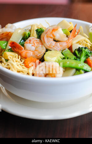 Goey me voir, oeuf croustillant garni de nouilles, brocoli, champignons, pousses de bambou peapod, carotte, mini-maïs dans de délicieux jus de sauce. Banque D'Images