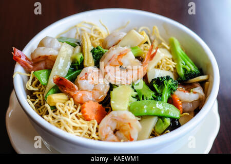 Goey me voir, oeuf croustillant garni de nouilles, brocoli, champignons, pousses de bambou peapod, carotte, mini-maïs dans de délicieux jus de sauce. Banque D'Images