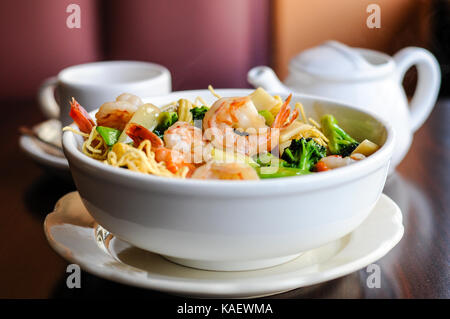 Goey me voir, oeuf croustillant garni de nouilles, brocoli, champignons, pousses de bambou peapod, carotte, mini-maïs dans de délicieux jus de sauce. Banque D'Images