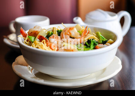 Goey me voir, oeuf croustillant garni de nouilles, brocoli, champignons, pousses de bambou peapod, carotte, mini-maïs dans de délicieux jus de sauce. Banque D'Images