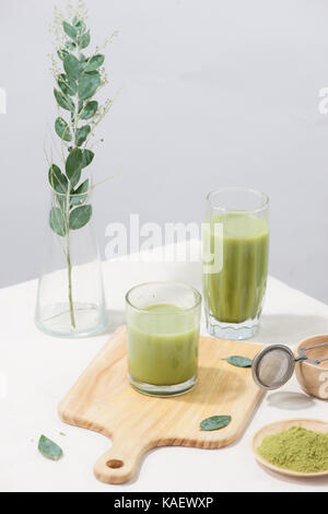 Matcha latte chaud maison thé au lait Banque D'Images