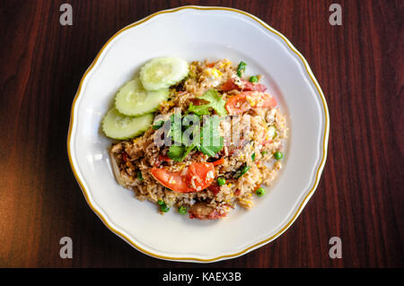 Riz frit à la pâte de piment, sautés avec oeuf, carottes, petits pois, oignons et pâte de piment. Banque D'Images