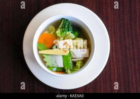 Soupe de tofu, soupe claire avec le tofu et légumes frais. Banque D'Images