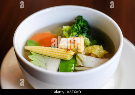 Soupe de tofu, soupe claire avec le tofu et légumes frais. Banque D'Images