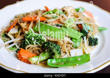 Nouilles aux légumes, Sauté de nouilles de riz léger, germes de haricots, brocoli, carottes, mini-maïs, peapods, Napa et de feuilles de basilic doux. Banque D'Images