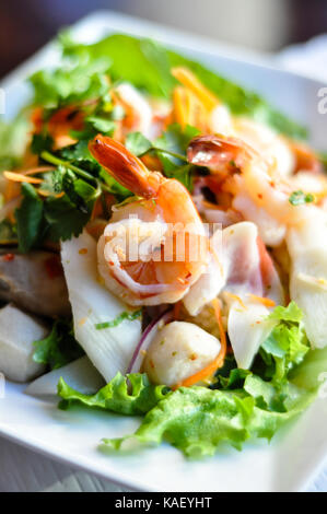 Salade de fruits de mer, fruits de mer, l'oignon, la carotte et la coriandre dans une sauce sauce à la lime. Banque D'Images