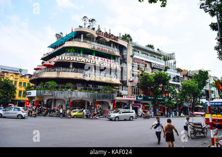 Un coin de Hanoi, près du lac Hoan Kiem, centre de hanoi. les véhicules fonctionnant sur une rue animée. Banque D'Images