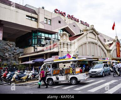 Marché de Dong Xuan dans la capitale hanoi. marché de Dong Xuan, créée le 1889 par le français, est le plus ancien et le plus grand marché de hanoi. Banque D'Images