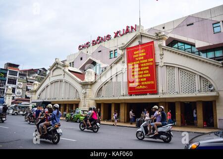 Marché de Dong Xuan dans la capitale hanoi. marché de Dong Xuan, créée le 1889 par le français, est le plus ancien et le plus grand marché de hanoi. Banque D'Images