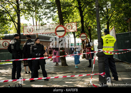 Munich,Allemagne-septembre 24,2017 : agents de police stand à l'une des sorties de l'oktoberfest Banque D'Images