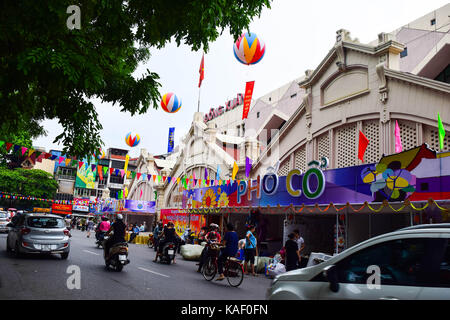 Les véhicules qui circulent sur une rue à côté du marché Dong Xuan dans la capitale hanoi. marché Dong Xuan au milieu de l'automne festival Banque D'Images