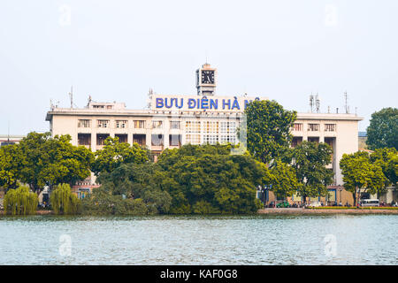 Vue de face de la poste principale à Hanoi, Vietnam Banque D'Images