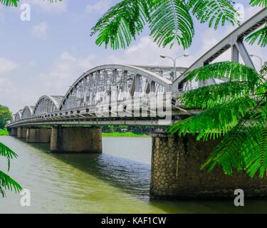 Le truong tien pont à Hué au Vietnam Banque D'Images