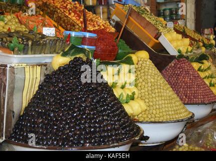 Produits frais dans le marché à Meknes, Maroc Banque D'Images