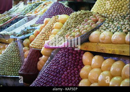 Produits frais dans le marché à Meknes Maroc Banque D'Images