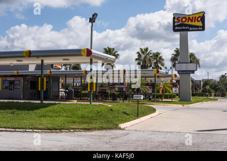 Sonic Drive-Inn Carhop Service situé dans la région de Tavares, Florida Banque D'Images