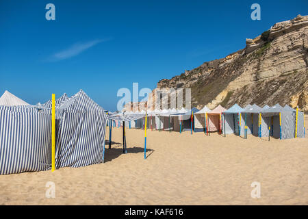 Tentes de saison en toile sur la plage. Nazaré, région d'Estrémadure, Portugal Banque D'Images