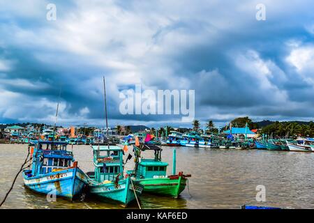 Les bateaux de pêche au port à l'île de Phu Quoc vietnam. Banque D'Images
