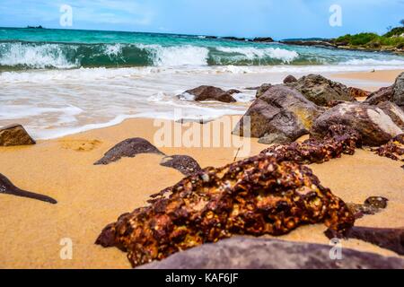 Le lever du soleil sur la mer. pierre sur l'avant-plan Banque D'Images