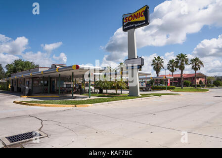 Sonic Drive-Inn Carhop Service situé dans la région de Tavares, Florida Banque D'Images