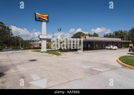 Sonic Drive-Inn Carhop Service situé dans la région de Tavares, Florida Banque D'Images