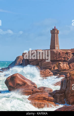 Ploumanach dire Ruz phare sur la côte de granit rose, Perros-Guirec, Bretagne, France. Banque D'Images