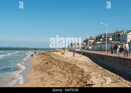 Paysage le long de la côte normande 'cote de Nacre' à Luc-sur-Mer (Normandie, nord-ouest de la France) : promenade le long du bord de l'eau *** *** légende locale Banque D'Images