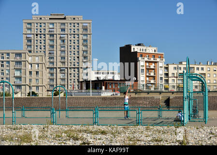 Le Havre (Normandie, région du nord-ouest de la France) : Basket-ball et des bâtiments le long de la mer. Clocher de l'église St. Joseph. Bâtiments desig Banque D'Images