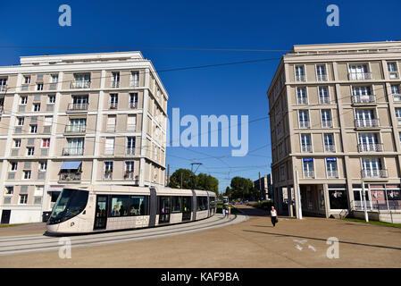Le Havre (Normandie, région du nord-ouest de la France) : tram et des bâtiments le long de la mer. Les bâtiments conçus par l'architecte Auguste Perret : La ville ce Banque D'Images