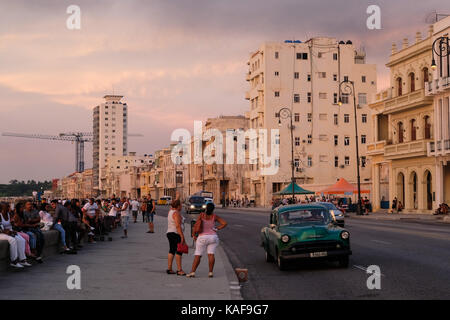 Coucher du soleil sur le Malecón à la Havane, Cuba. Banque D'Images