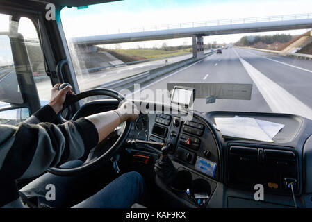 Handicap, l'homme conduisant un camion avec une prothèse de la main droite et la broche d'entraînement sur le volant de la main gauche Banque D'Images