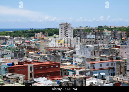 La vue sur les toits de Centro Habana et Habana Vieja à La Havane, Cuba. Banque D'Images