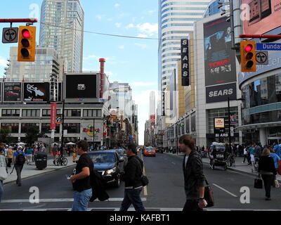 Intersection de la rue Dundas et Yonge Street à Dundas Square, à Toronto, Ontario, canada Banque D'Images