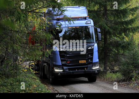 Laukaa, Finlande - le 22 septembre 2017 : Scania r650 xt logging truck sur un essai de conduite le long chemin de terre étroit au cours de Scania laukaa tupaswilla eve hors route Banque D'Images