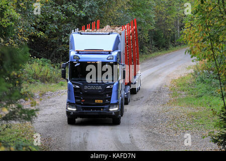 Laukaa, Finlande - le 22 septembre 2017 : Scania r650 xt logging truck est prêt à prendre sur une colline sur une étroite route forestière au cours de Scania laukaa tupaswilla Banque D'Images