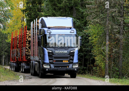 Laukaa, Finlande - le 22 septembre 2017 : Scania r650 xt logging truck sur un essai de route le long de la route forestière au cours de Scania laukaa tupaswilla événement hors-route. Banque D'Images