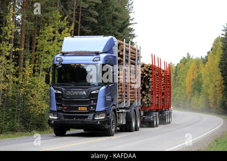 Laukaa, Finlande - le 22 septembre 2017 : Scania r650 xt logging truck sur un essai de route le long d'une route principale pendant l'tupaswilla laukaa scania événement hors-route. Banque D'Images