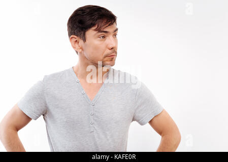 Beau jeune homme debout avec les mains akimbo Banque D'Images