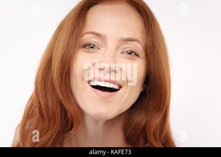 Portrait of a smiling ginger-haired woman Banque D'Images