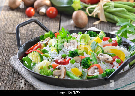 Riz avec légumes mixtes dans une portion pan Banque D'Images