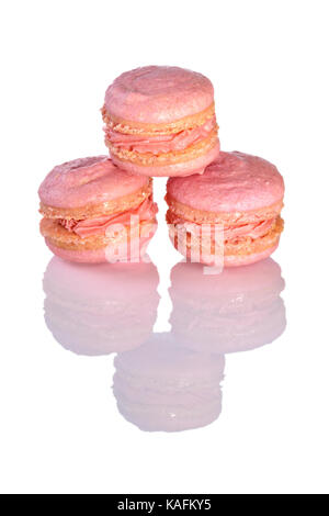 Trois macarons rose brillant sur fond blanc Banque D'Images