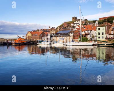 Sauvetage et de bateaux dans le port en dessous de St Marys Church à Whitby, Yorkshire Angleterre Banque D'Images