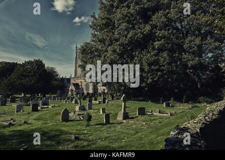 Avebury wiltshire. St James Church et cimetière Banque D'Images